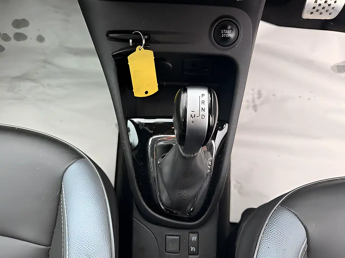 Used 2017 Renault Captur Signature Nav Grey - Interior and Exterior details 18