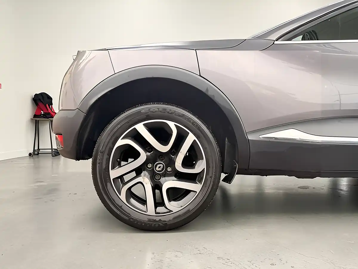 Used 2017 Renault Captur Signature Nav Grey - Interior and Exterior details 6