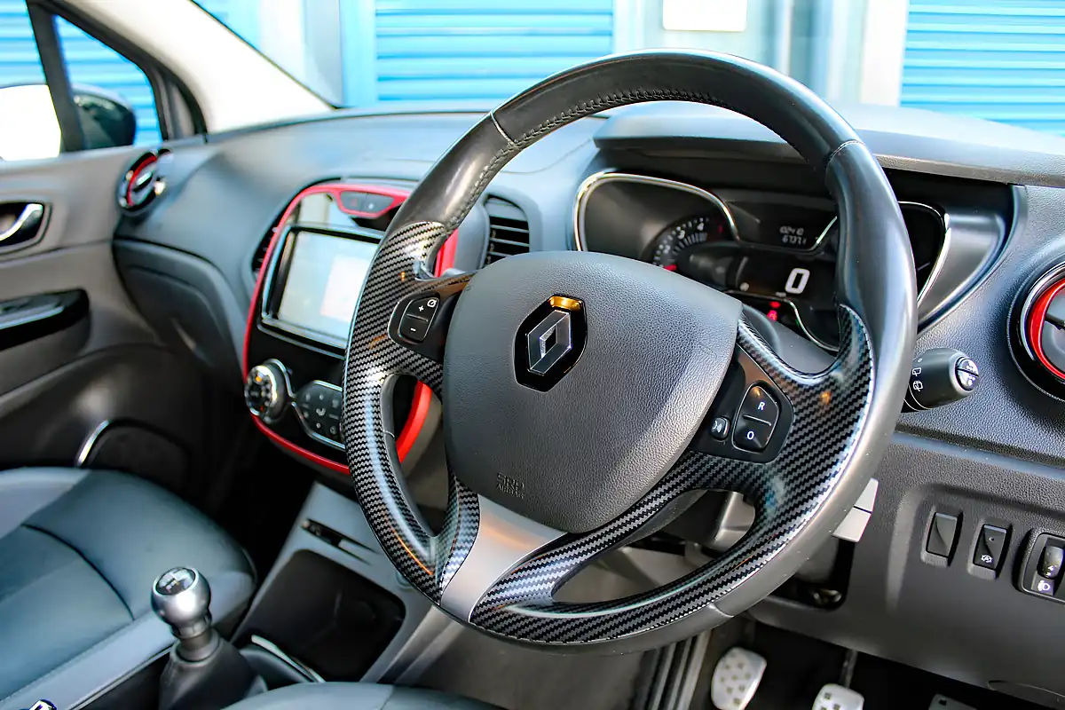 Used 2017 Renault Captur Signature Nav Grey - Interior and Exterior details 13