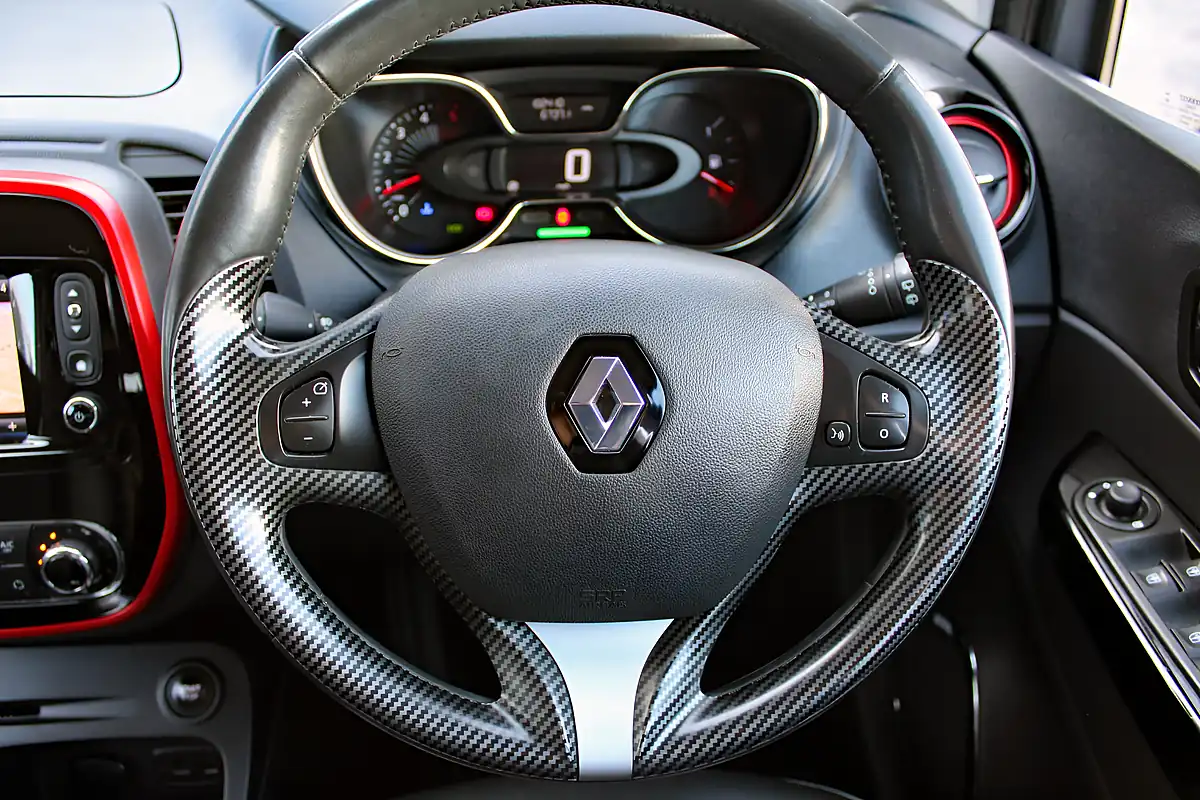 Used 2017 Renault Captur Signature Nav Grey - Interior and Exterior details 16