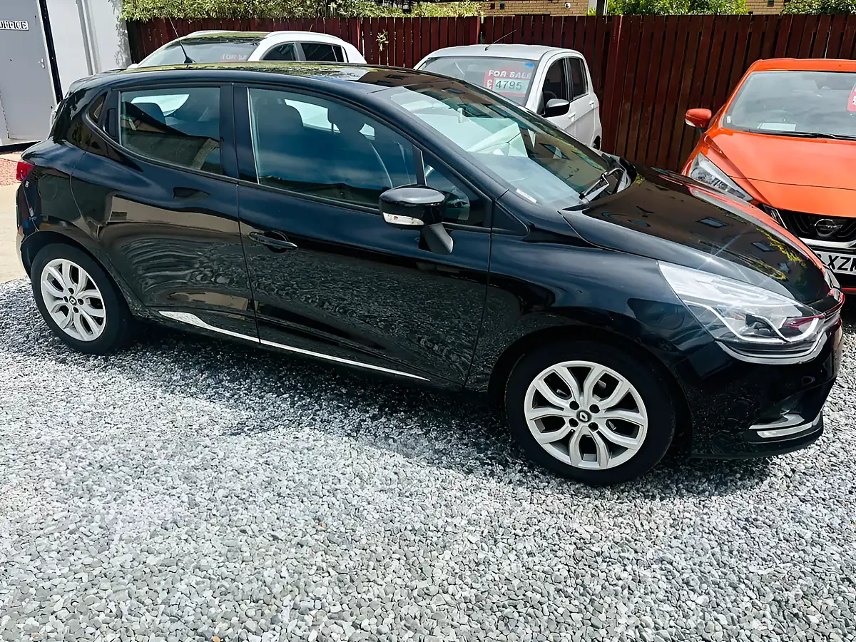 Used 2017 Renault Clio Dynamique Nav Black - Front View