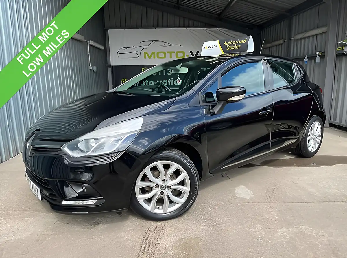 Used 2017 Renault Clio Dynamique Nav Black - Front View