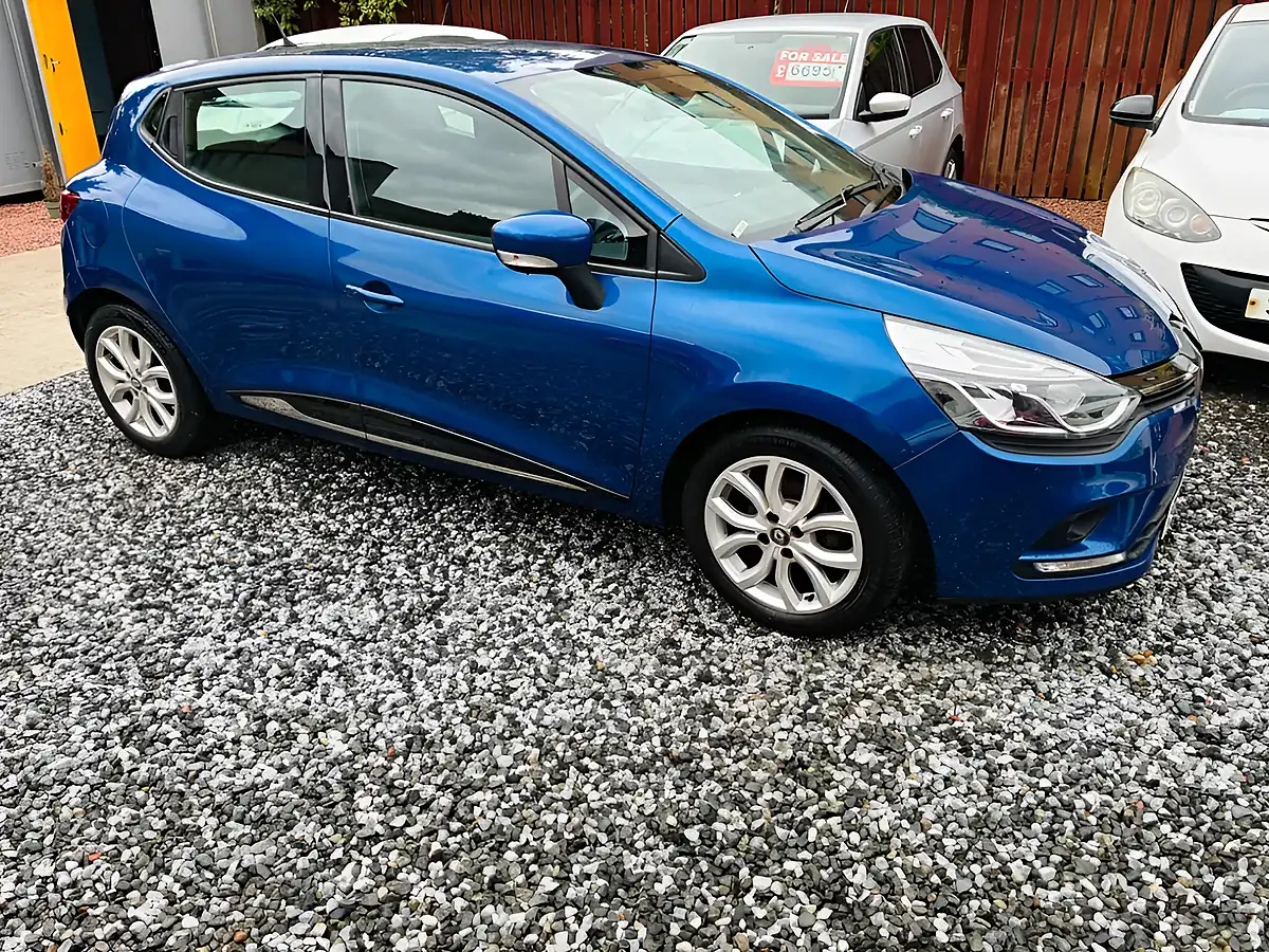 Used 2017 Renault Clio Dynamique Nav Blue - Front View