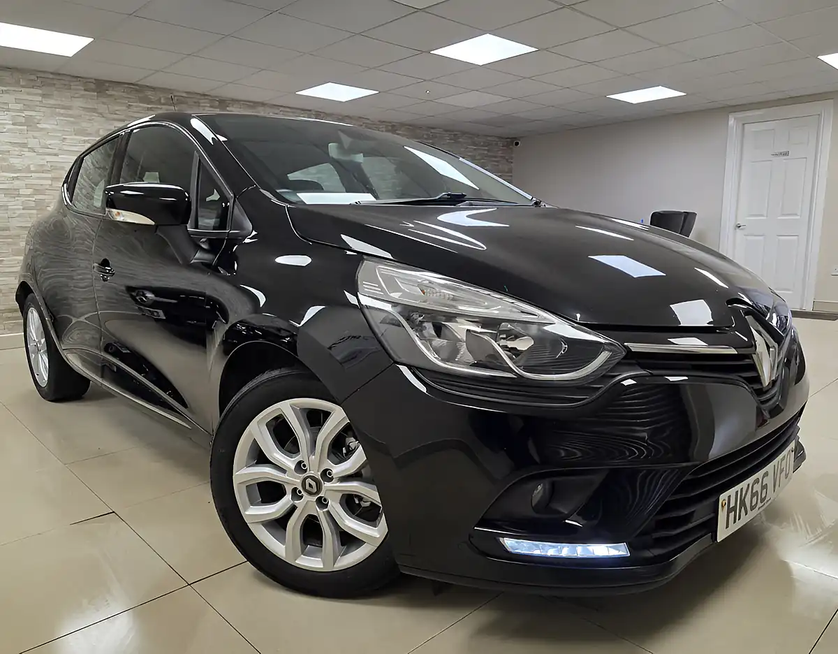 Used 2017 Renault Clio Dynamique Nav Diamond Black - Front View