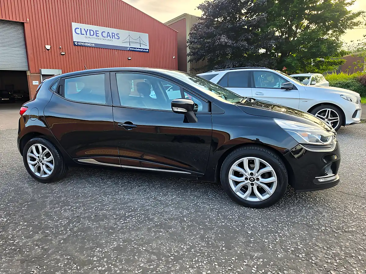 Used 2017 Renault Clio Dynamique Nav Eco Black - Interior and Exterior details 4