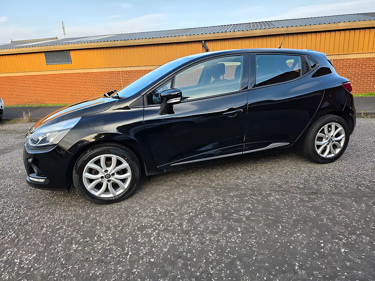 Used 2017 Renault Clio Dynamique Nav Eco Black - Interior and Exterior details 5