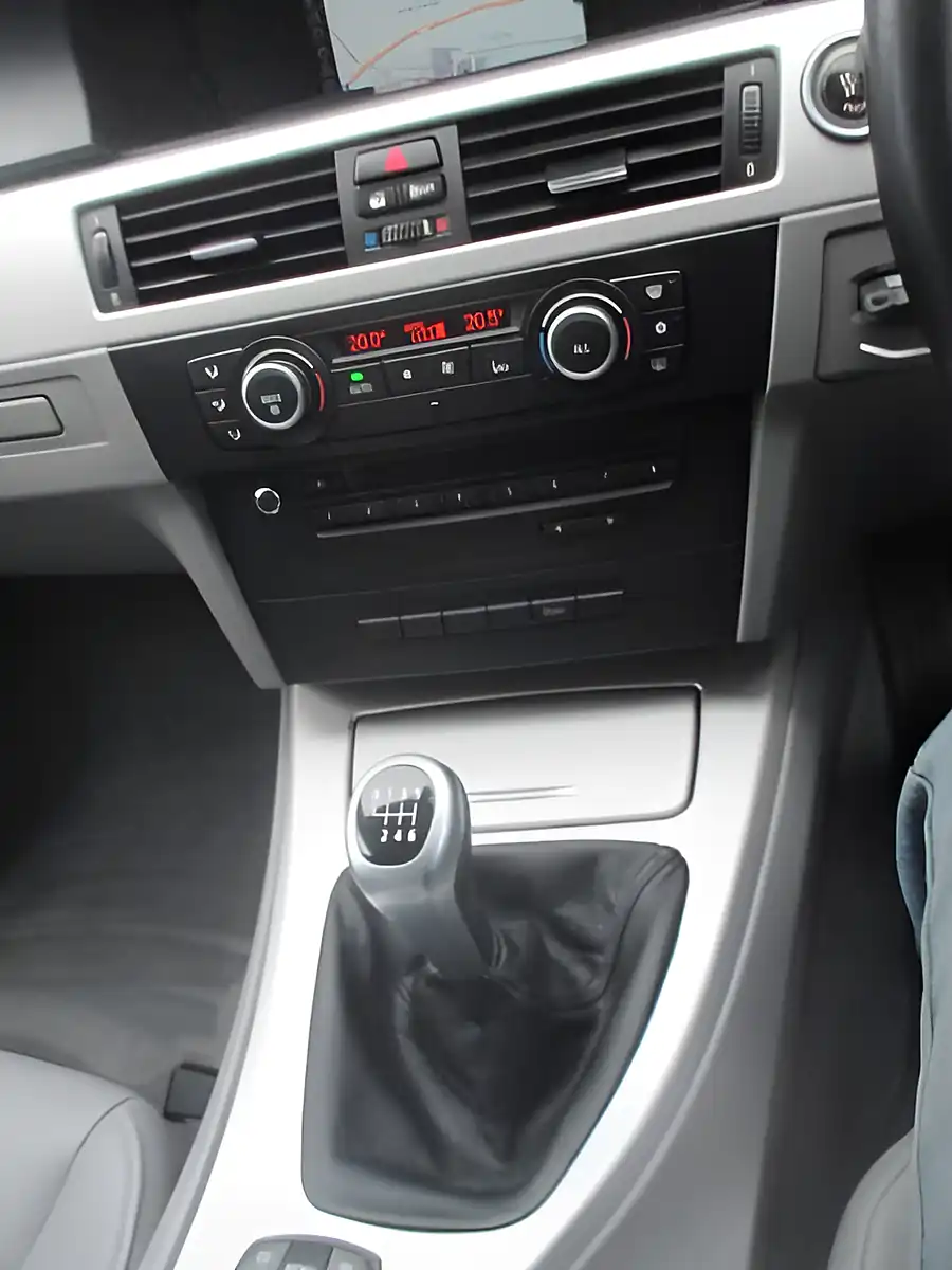Used 2017 Renault Clio Dynamique Nav Eco Silver - Interior and Exterior details 11