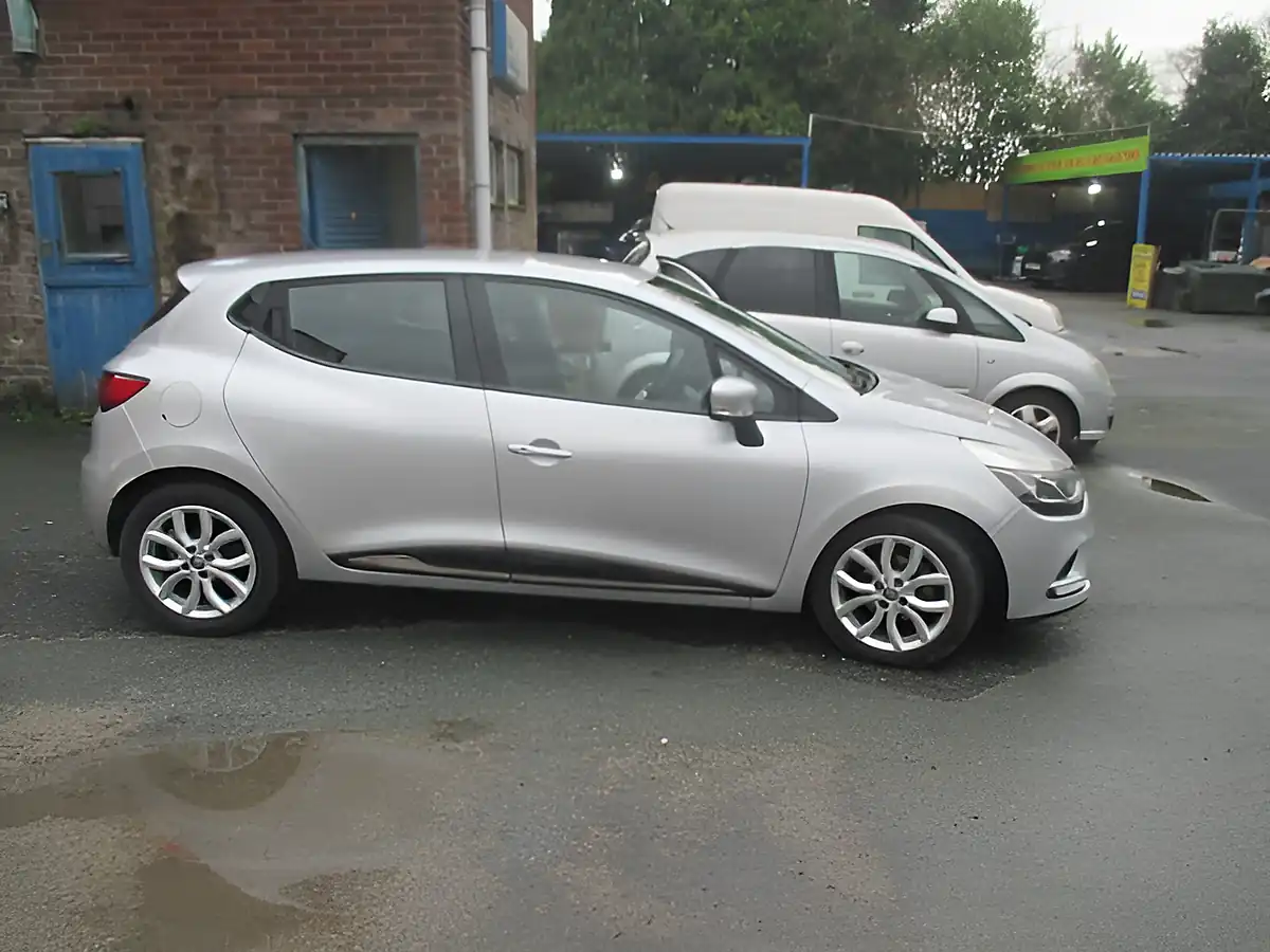 Used 2017 Renault Clio Dynamique Nav Eco Silver - Interior and Exterior details 4