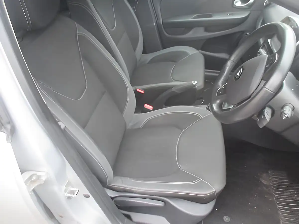 Used 2017 Renault Clio Dynamique Nav Eco Silver - Interior and Exterior details 7