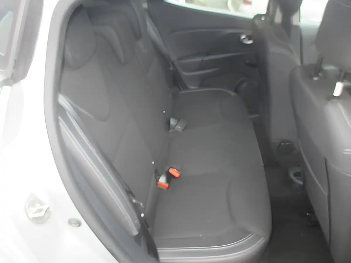 Used 2017 Renault Clio Dynamique Nav Eco Silver - Interior and Exterior details 8