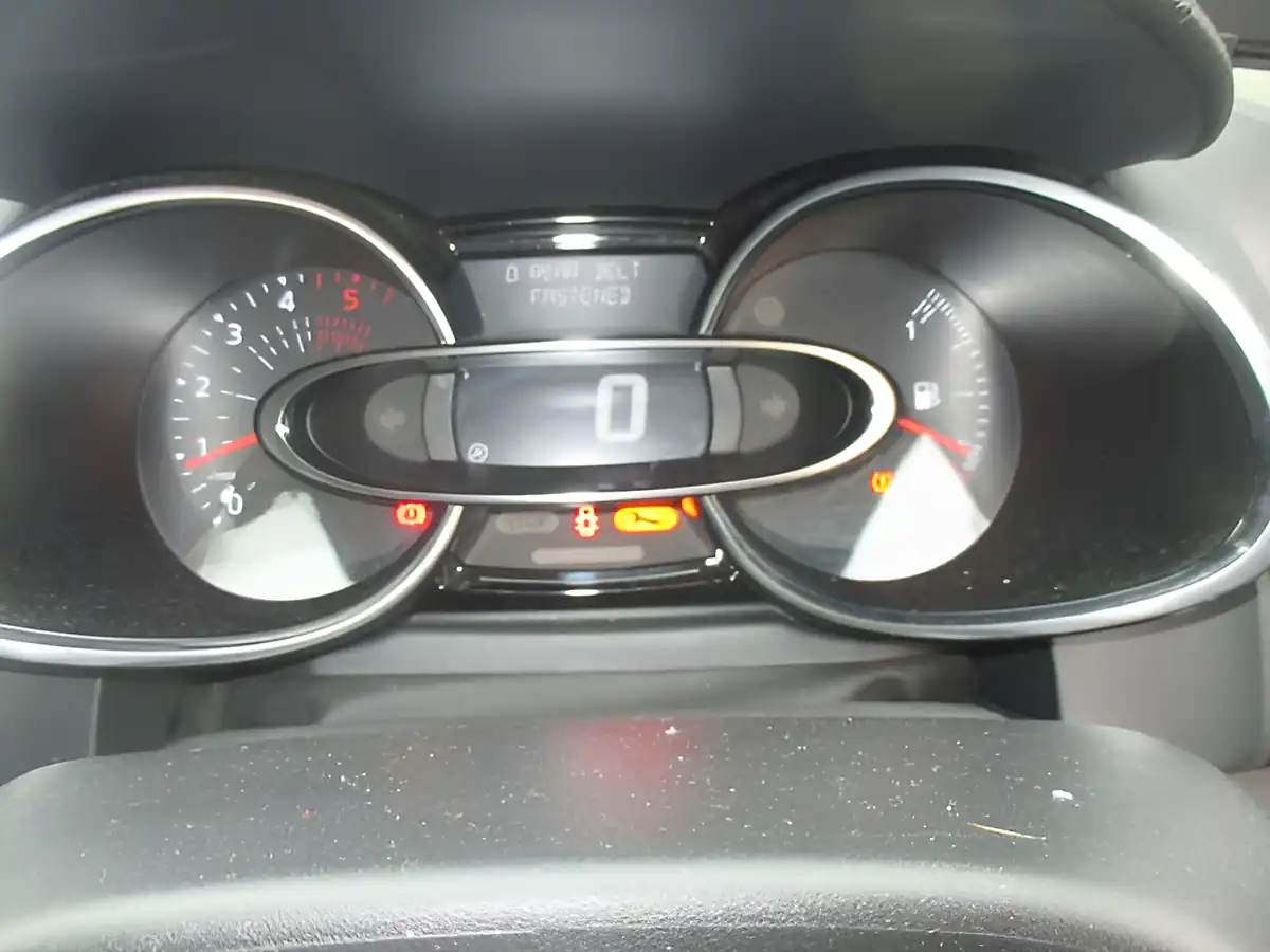 Used 2017 Renault Clio Dynamique Nav Eco Silver - Interior and Exterior details 9
