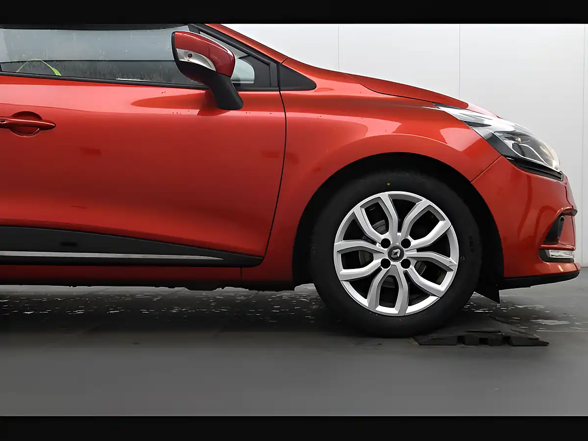 Used 2017 Renault Clio Dynamique Nav Flame Red - Interior and Exterior details 13