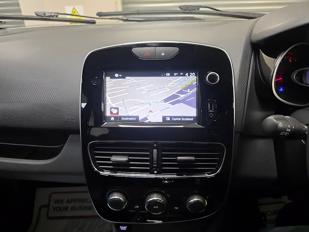 Used 2017 Renault Clio Dynamique Nav Glacier White - Interior and Exterior details 11