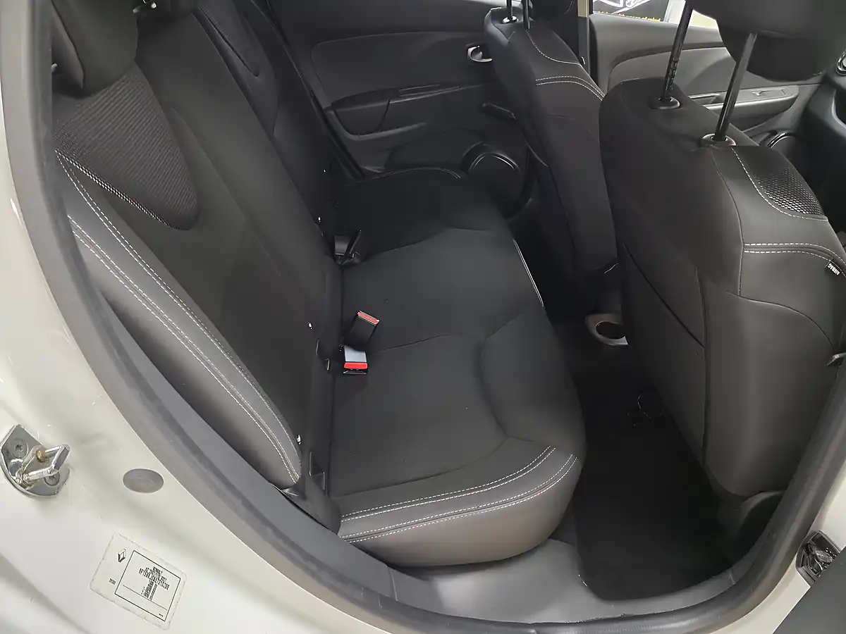 Used 2017 Renault Clio Dynamique Nav Glacier White - Interior and Exterior details 15