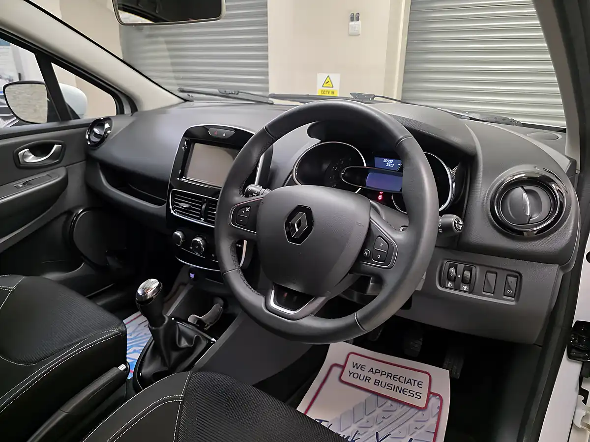 Used 2017 Renault Clio Dynamique Nav Glacier White - Interior and Exterior details 4