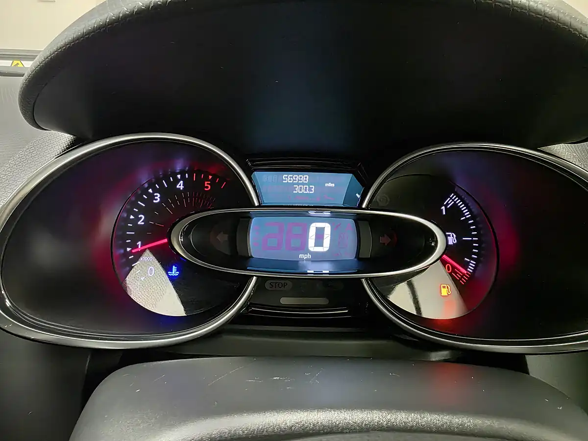 Used 2017 Renault Clio Dynamique Nav Glacier White - Interior and Exterior details 8