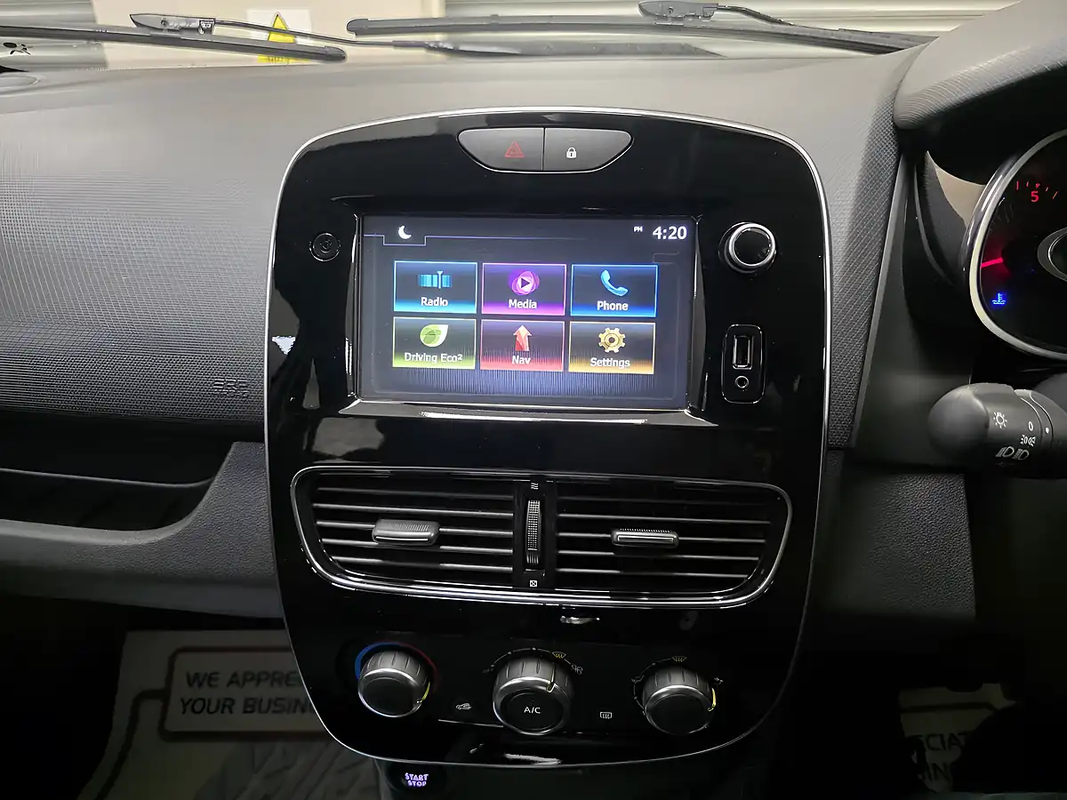 Used 2017 Renault Clio Dynamique Nav Glacier White - Interior and Exterior details 9