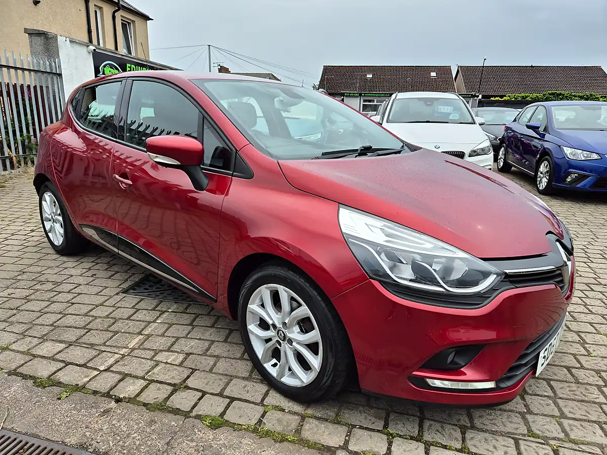 Used 2017 Renault Clio Dynamique Nav Mars Red - Front View