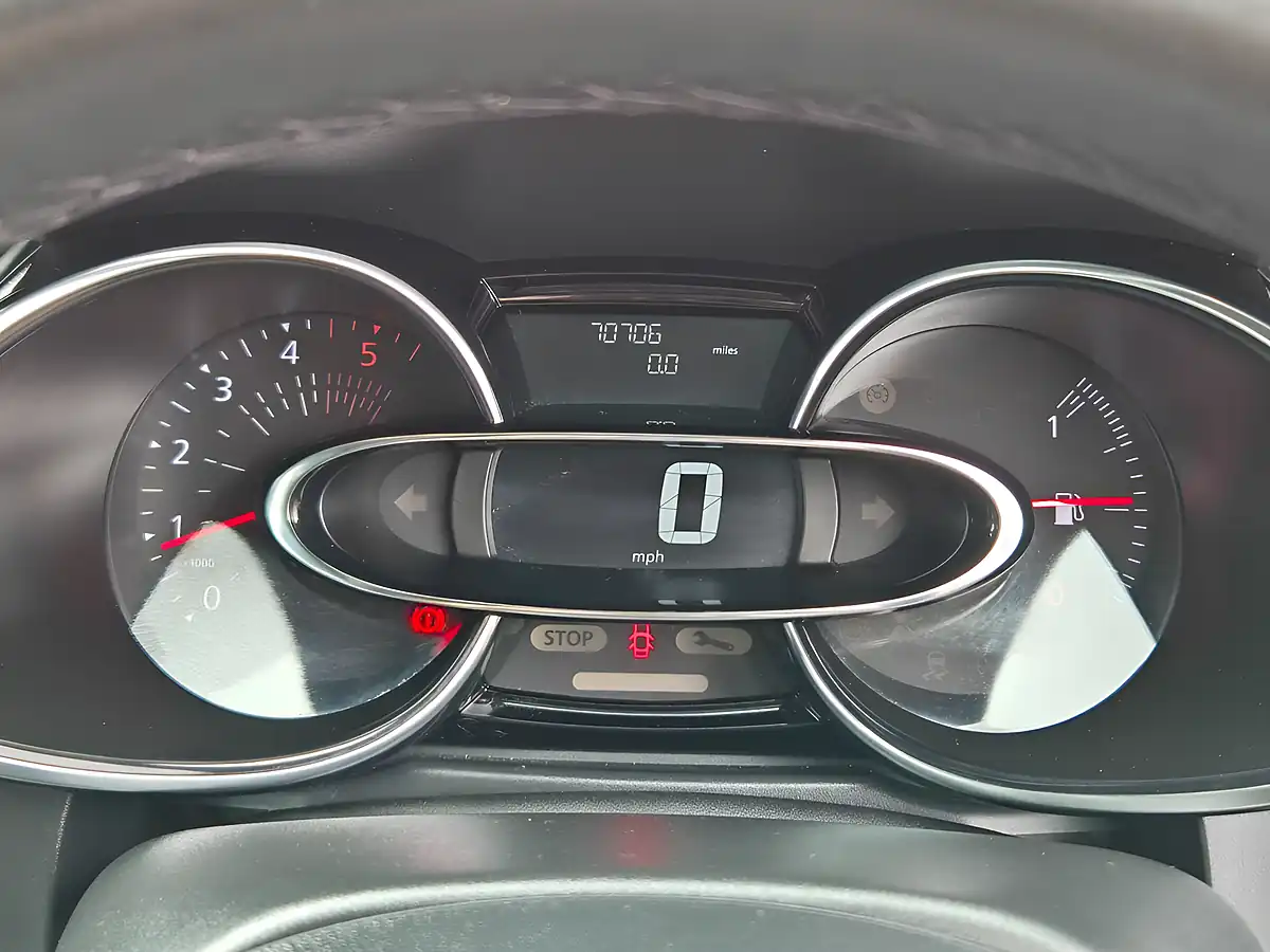Used 2017 Renault Clio Dynamique Nav Mars Red - Interior and Exterior details 13