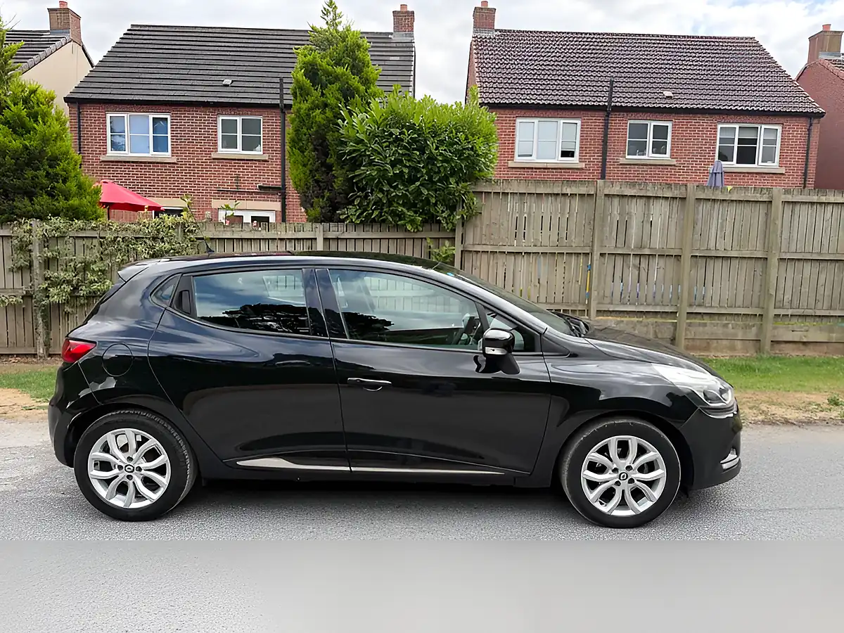 Used 2017 Renault Clio Dynamique Nav Noir - Interior and Exterior details 4