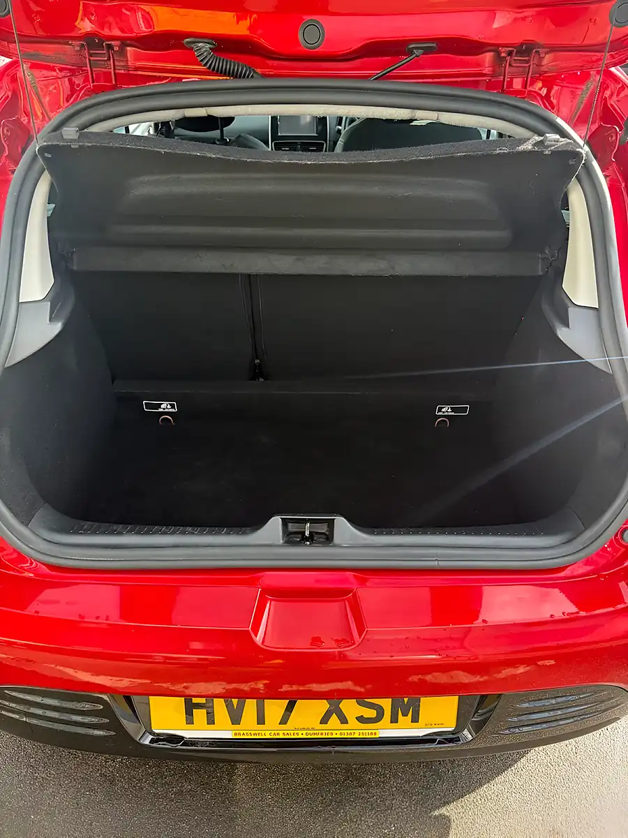 Used 2017 Renault Clio Dynamique Nav Red - Interior and Exterior details 6
