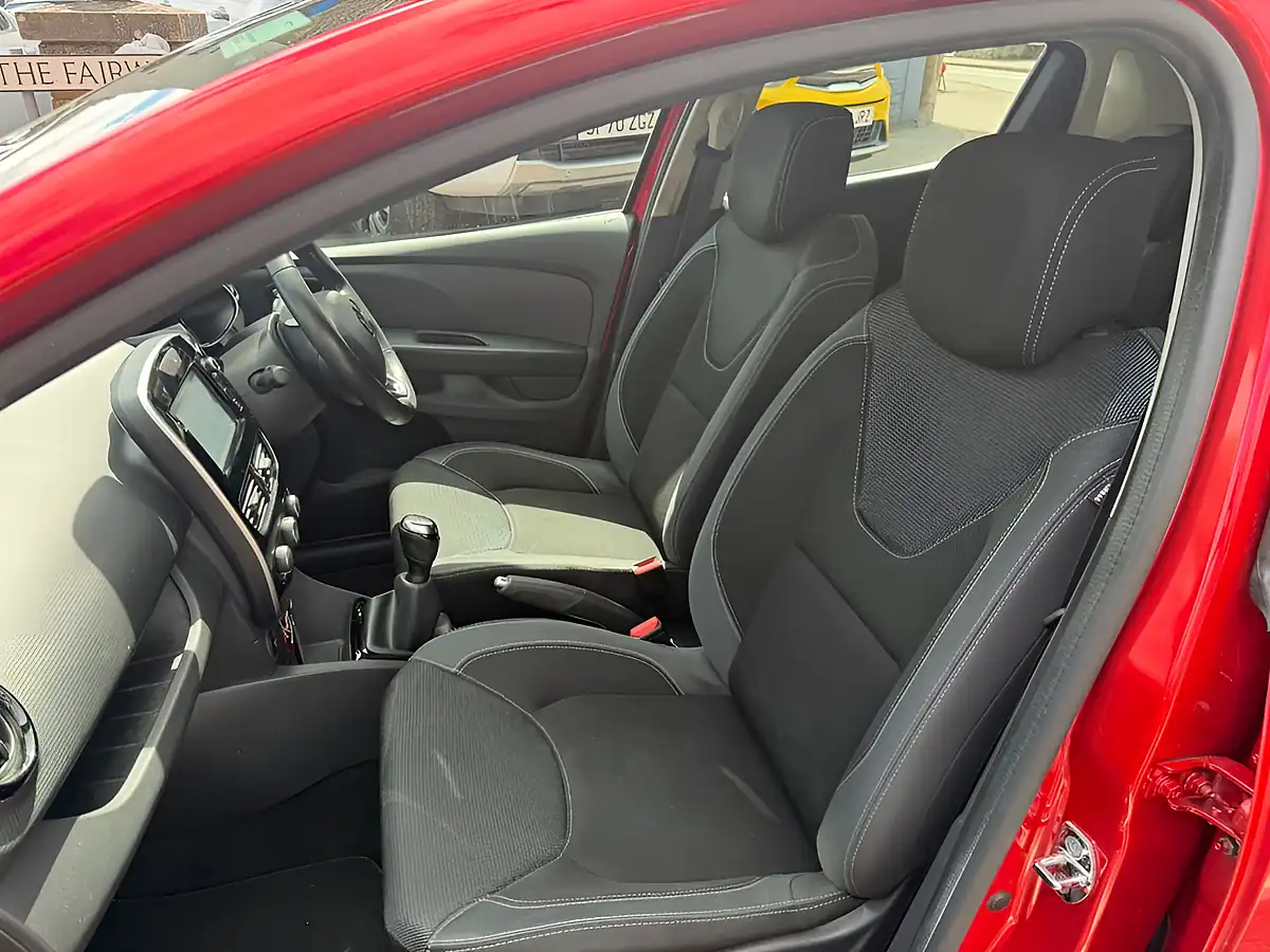 Used 2017 Renault Clio Dynamique Nav Red - Interior and Exterior details 11