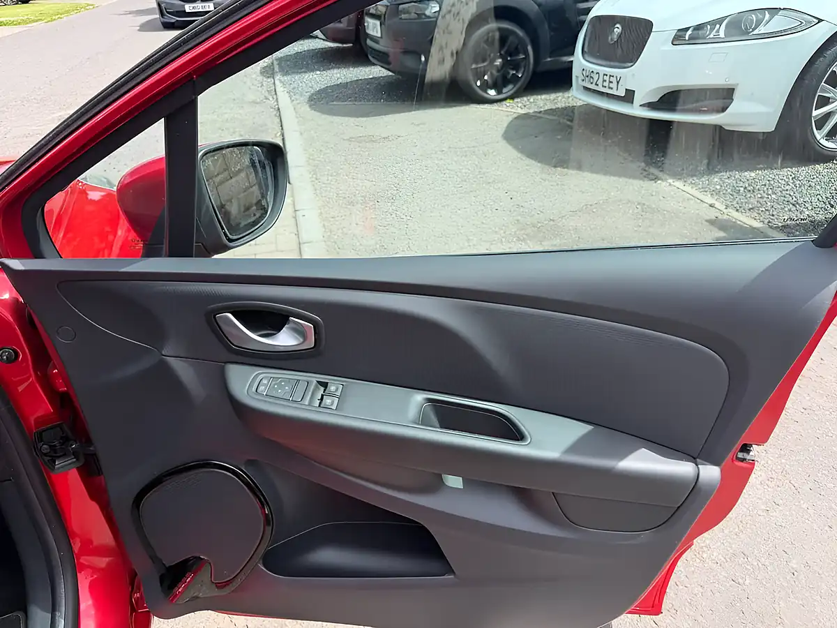 Used 2017 Renault Clio Dynamique Nav Red - Interior and Exterior details 12
