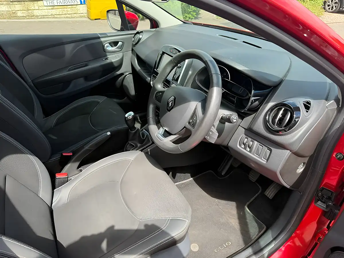 Used 2017 Renault Clio Dynamique Nav Red - Interior and Exterior details 8