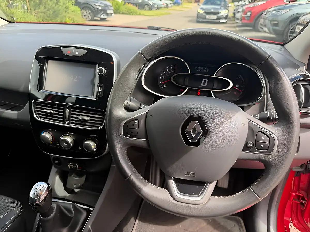 Used 2017 Renault Clio Dynamique Nav Red - Interior and Exterior details 9