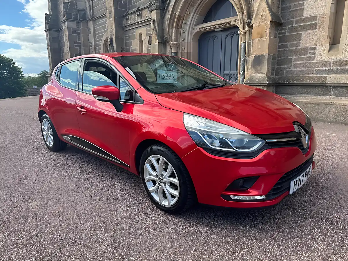 Used 2017 Renault Clio Dynamique Nav Red - Interior and Exterior details 6