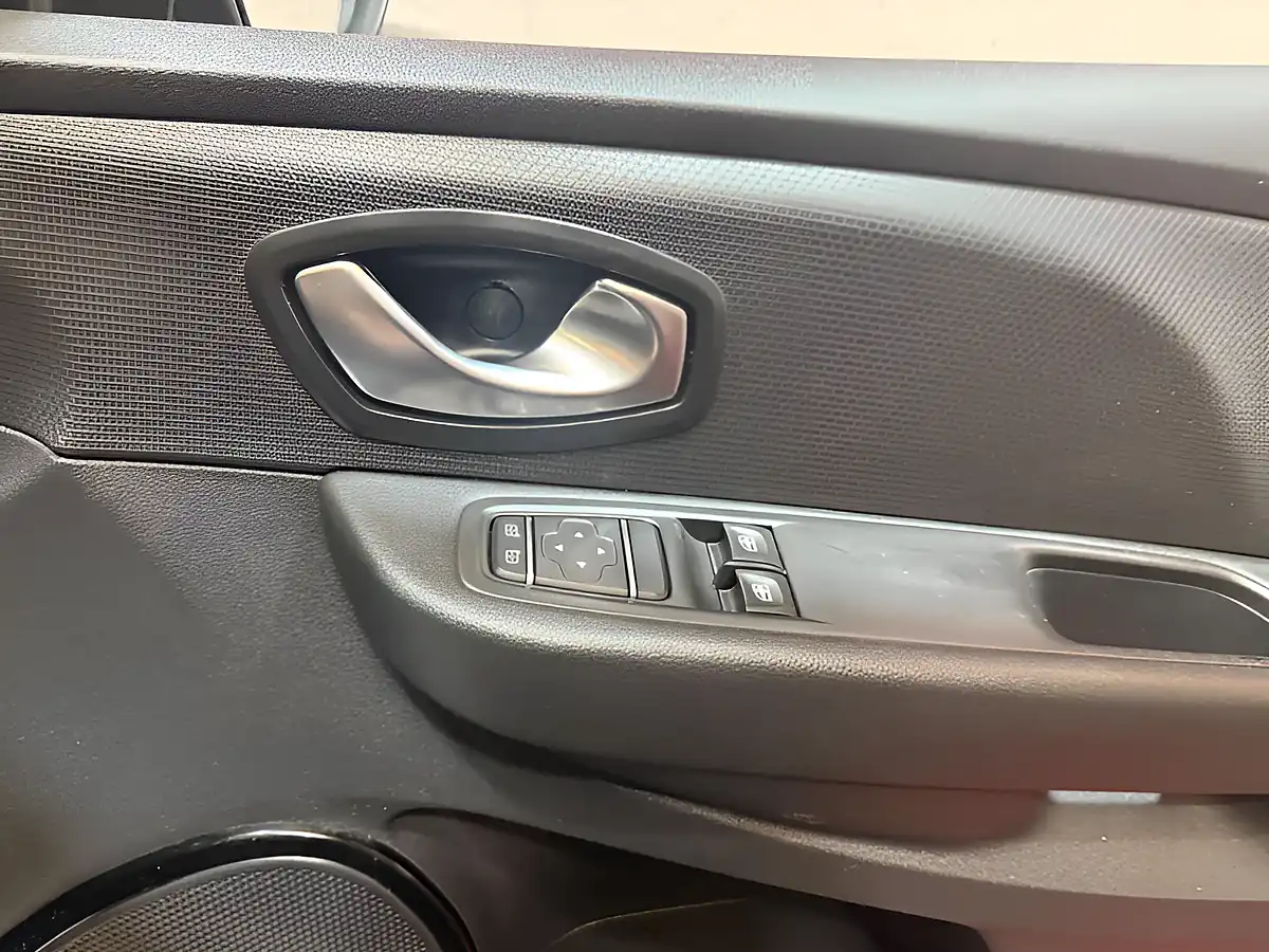 Used 2017 Renault Clio Dynamique Nav Red - Interior and Exterior details 13