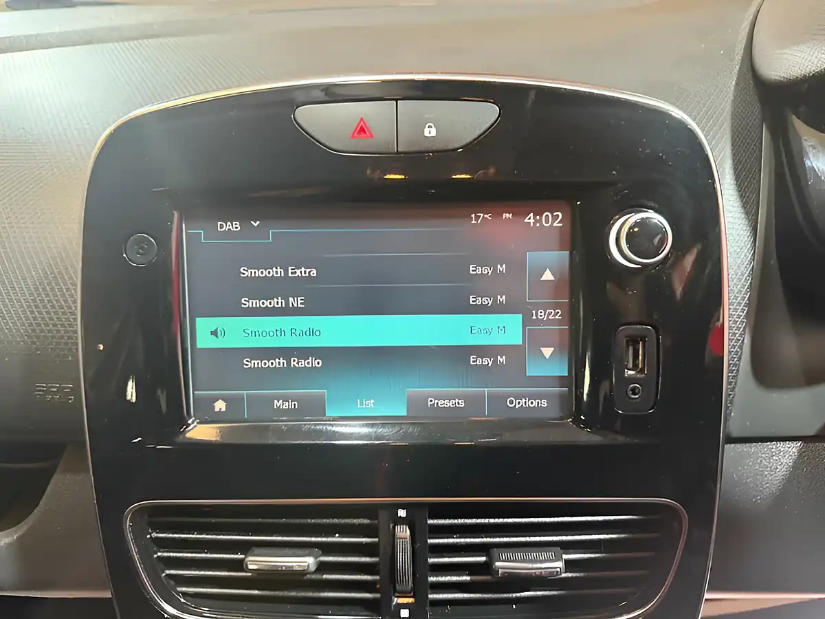 Used 2017 Renault Clio Dynamique Nav Red - Interior and Exterior details 15