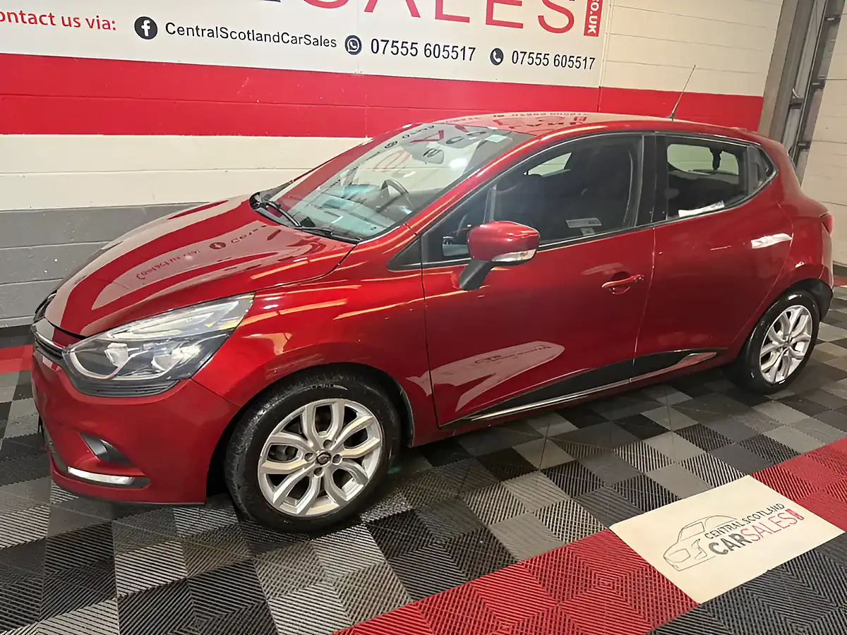 Used 2017 Renault Clio Dynamique Nav Red - Interior and Exterior details 6