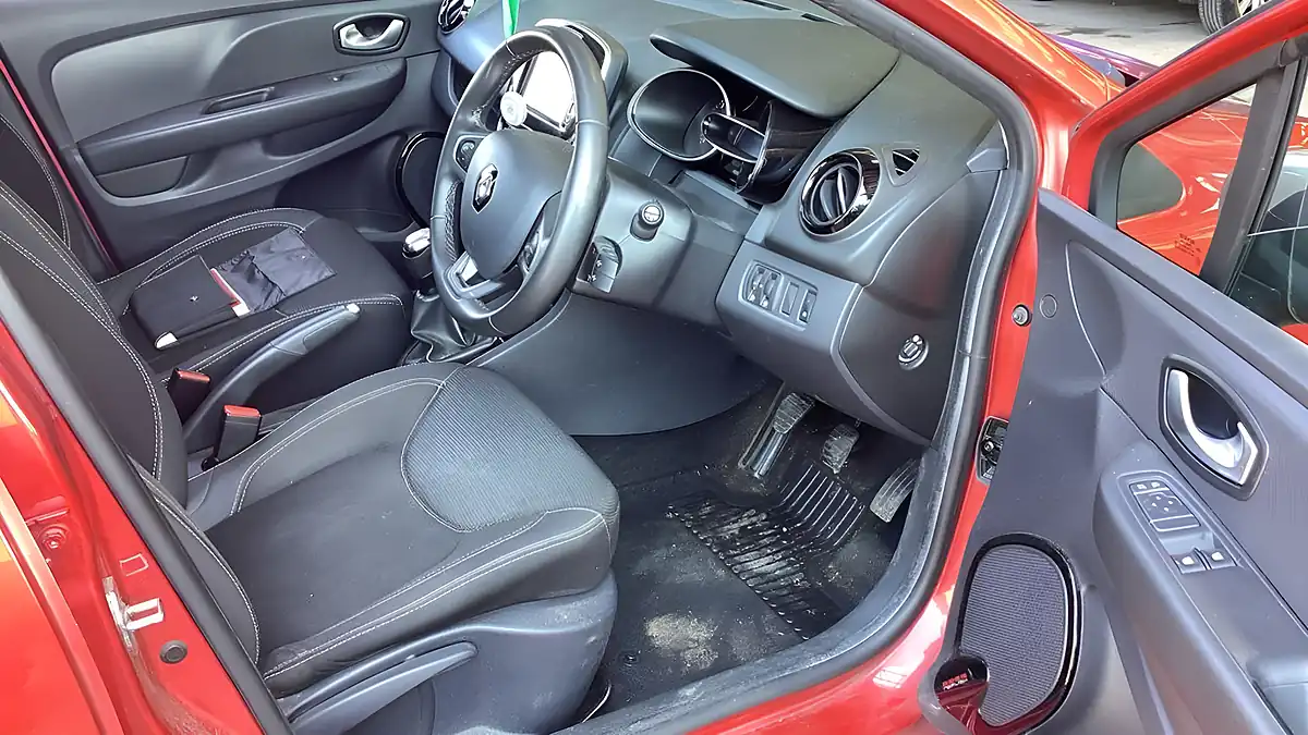 Used 2017 Renault Clio Dynamique Nav Red - Interior and Exterior details 11