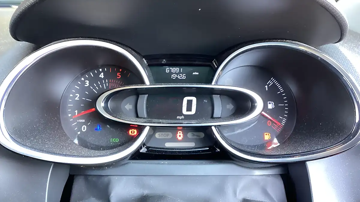 Used 2017 Renault Clio Dynamique Nav Red - Interior and Exterior details 12