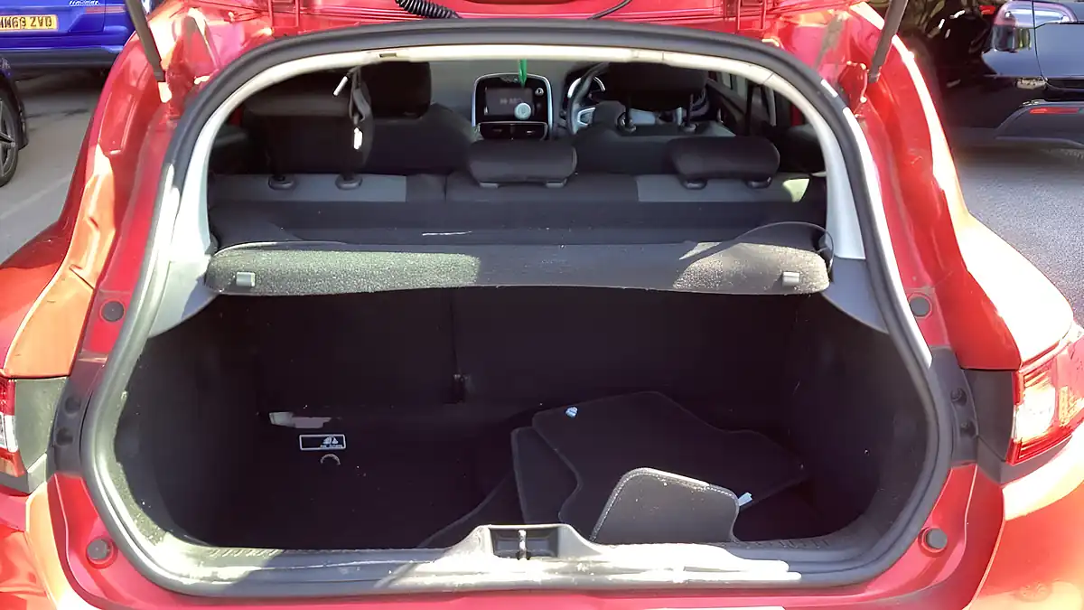 Used 2017 Renault Clio Dynamique Nav Red - Interior and Exterior details 9