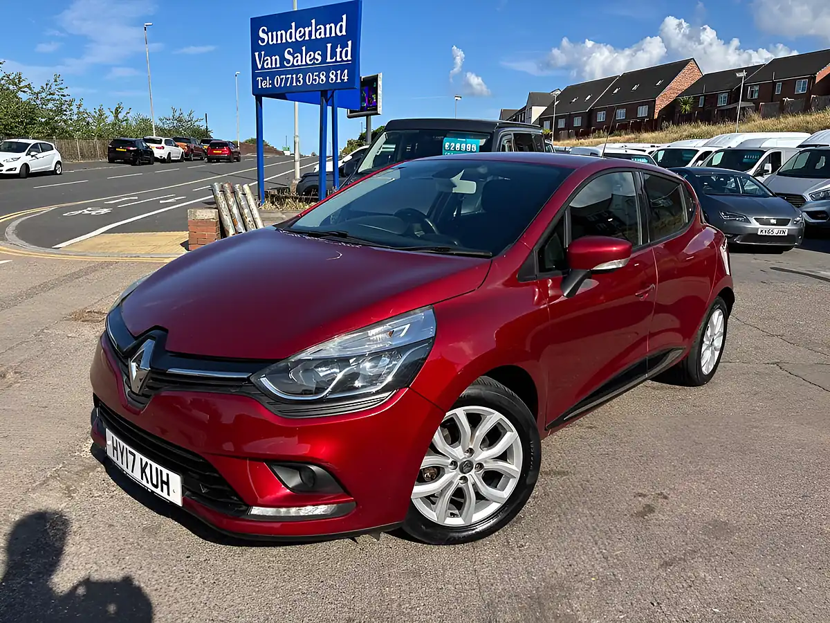 Used 2017 Renault Clio Dynamique Nav Red - Front View