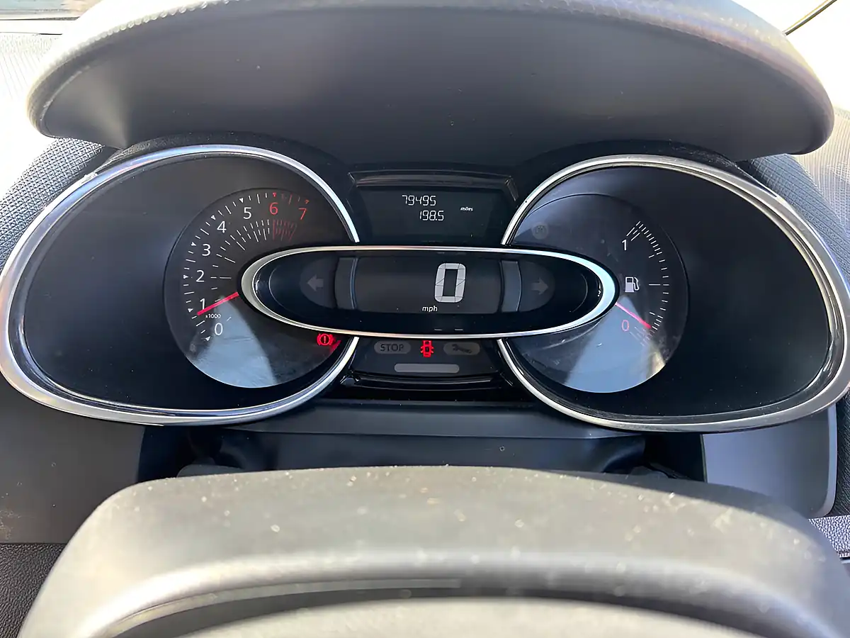 Used 2017 Renault Clio Dynamique Nav Red - Interior and Exterior details 15