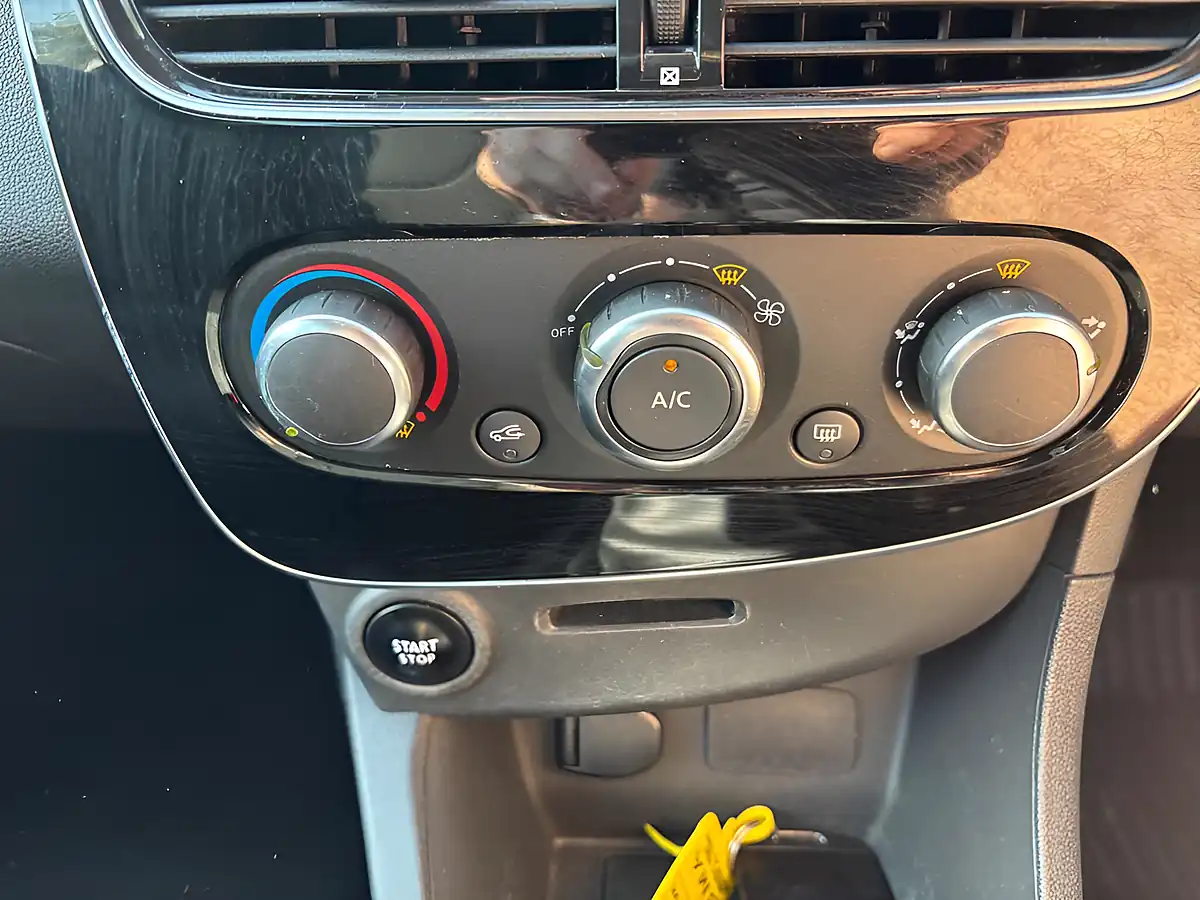 Used 2017 Renault Clio Dynamique Nav Red - Interior and Exterior details 17