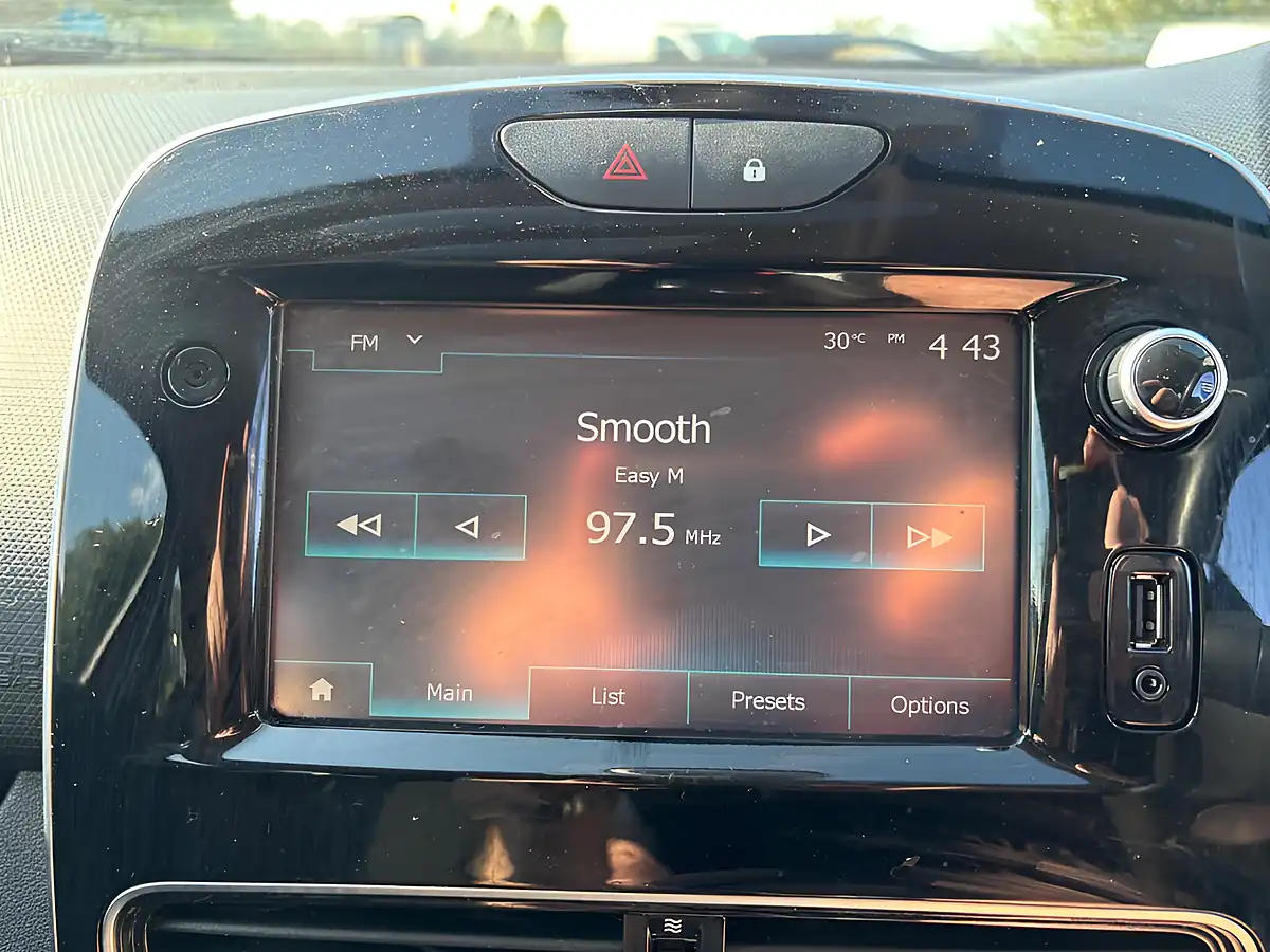Used 2017 Renault Clio Dynamique Nav Red - Interior and Exterior details 18