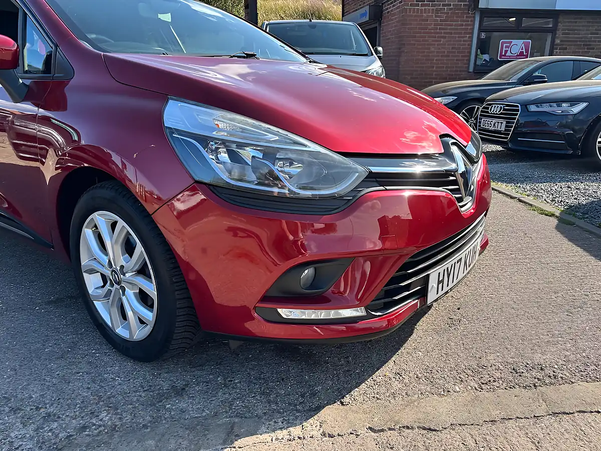 Used 2017 Renault Clio Dynamique Nav Red - Interior and Exterior details 4