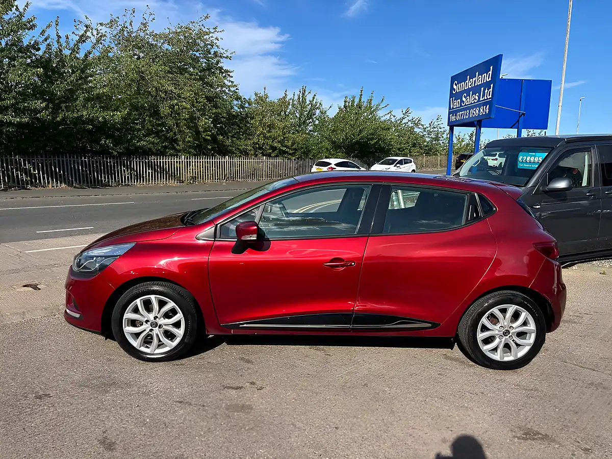 Used 2017 Renault Clio Dynamique Nav Red - Interior and Exterior details 6