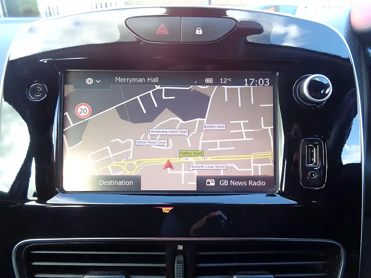 Used 2017 Renault Clio Dynamique Nav Red - Interior and Exterior details 12