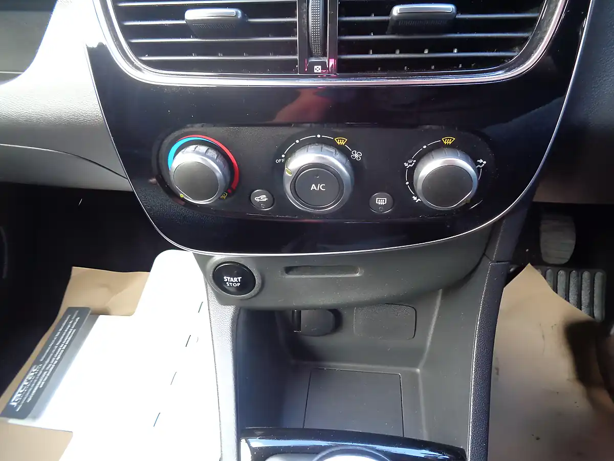 Used 2017 Renault Clio Dynamique Nav Red - Interior and Exterior details 14