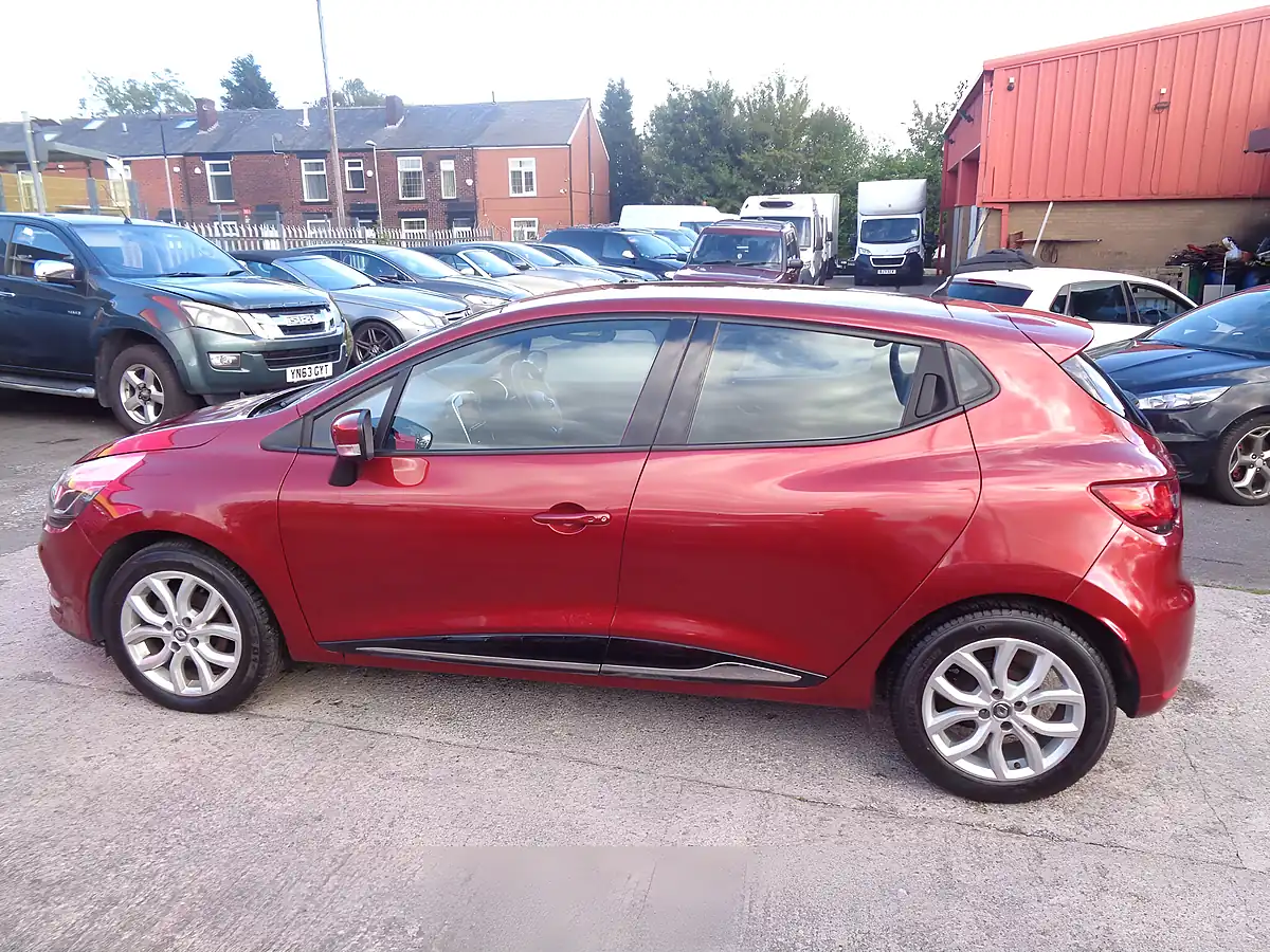 Used 2017 Renault Clio Dynamique Nav Red - Interior and Exterior details 9
