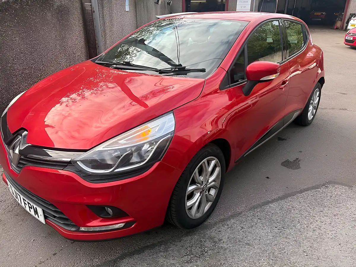 Used 2017 Renault Clio Dynamique Nav Red - Interior and Exterior details 3