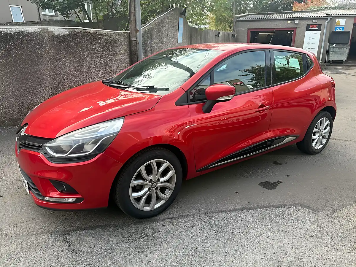 Used 2017 Renault Clio Dynamique Nav Red - Interior and Exterior details 4