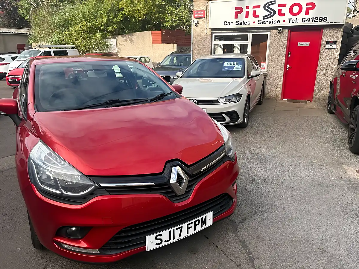 Used 2017 Renault Clio Dynamique Nav Red - Interior and Exterior details 7
