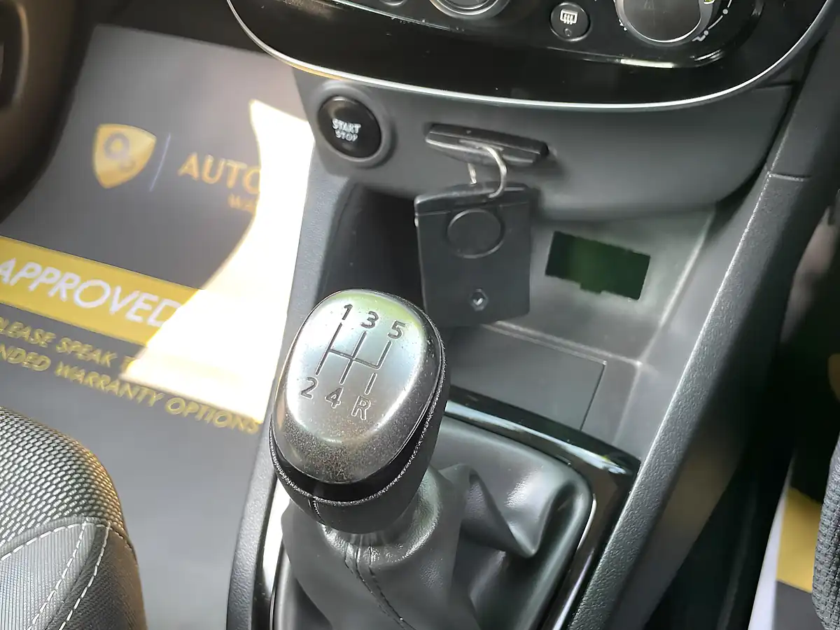 Used 2017 Renault Clio Dynamique Nav Urban Grey Metallic - Interior and Exterior details 11