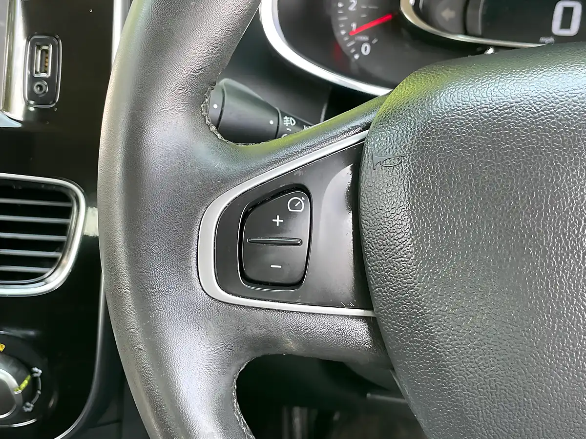 Used 2017 Renault Clio Dynamique Nav Urban Grey Metallic - Interior and Exterior details 13